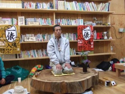 書棚の前で話す私