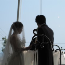 愛を誓う新郎新婦