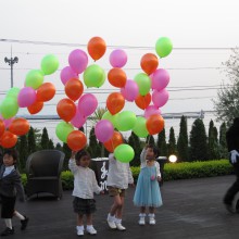 中庭プール際での風船飛ばし