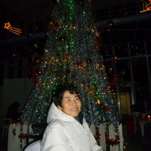 クリスマスツリーの前で