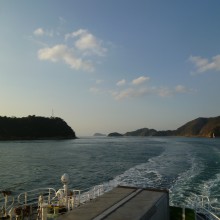 周防大島を左に、二神島を右に見て海峡を走るフェリー