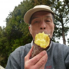 焼き芋を一人頬張る