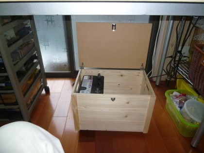 息子が手造りしたパソコン電源用の木製ボックス