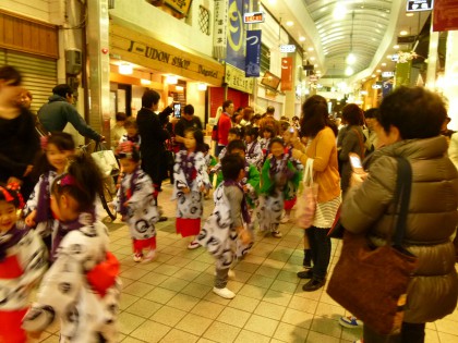 商店街を練り踊る孫たち