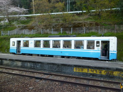 長浜駅で対向列車を待つ下り列車