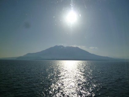 朝日に輝く桜島