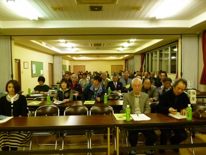 講演が終わってホッと一息の研修会場