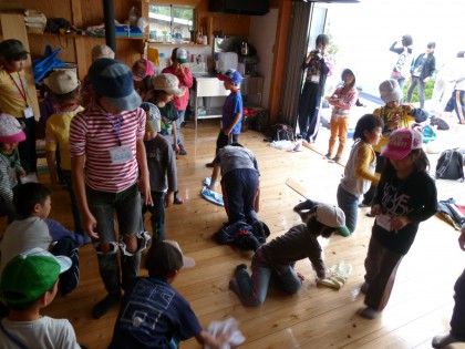 ゲーム感覚で賑やかに掃除をする子どもたち