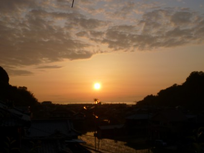 わが家から見える夕日も実は地球が動くから見える現象なのです
