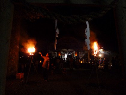 かがり火の焚かれた夜神楽会場の熊野神社境内