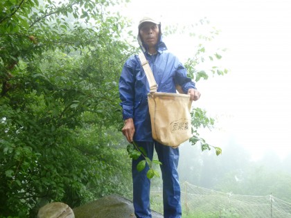 雨合羽を着た私