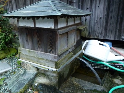 裏山から涌き出る清水の取水口