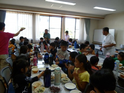 保健センターでの食事風景
