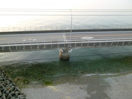 串の鉄橋の上で停車して20m下の奈落を見ました