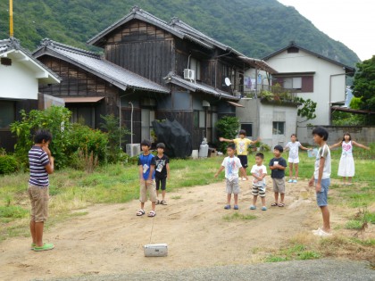 子どもたちの朝のラジオ体操