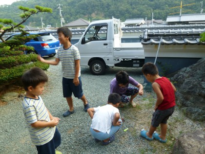家族で迎え火を焚く