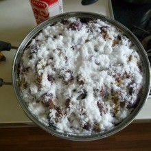 砂糖を降りかけて2時間半寝かせたプルーンの実