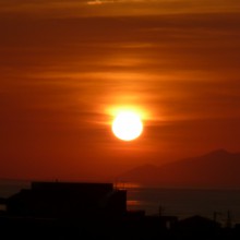 わが家の裏山から見える初秋の夕日