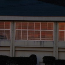 中学校の体育館の窓に映った夕景