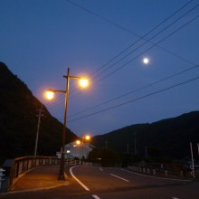 上灘川橋の街路灯とお月様
