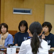 発表する3人の女性