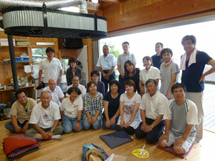 講義を終えて室内で記念の集合写真