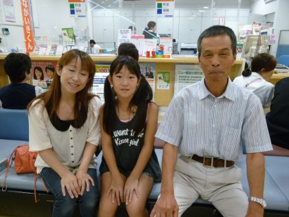 高島屋のロビーで取材を受けた親子