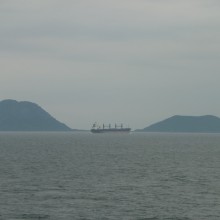 思い出の雄由利島と雌由利島を取り持つように走る貨物船
