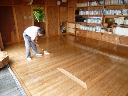 水平線の家板間の掃除とワックス塗り作業