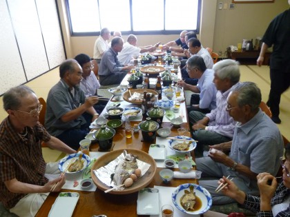 海鮮料理を囲んで