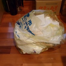 袋いっぱいになった机の上の紙ごみ