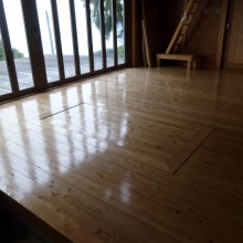 子どもが帰った後の板間を掃除しました