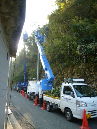 電気工事する上架車
