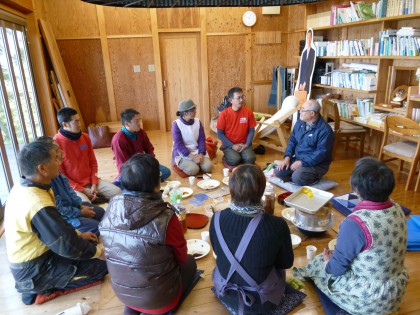 ご飯と味噌汁、コンニャクで楽しい車座の会食