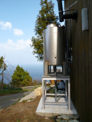 水平線の家の西側に設置した水槽タンク