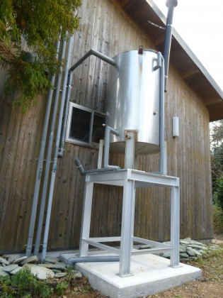 まるで工場のプラントのような水槽
