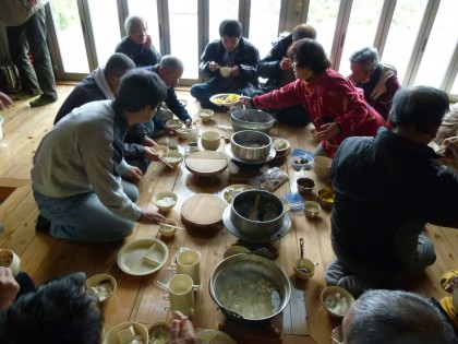 車座になって楽しい食事会