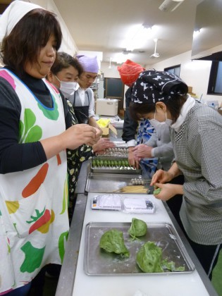 昨日のよもくれ団子作り
