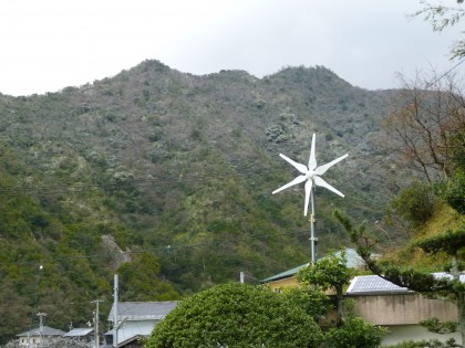 向かいの山も薄っすら雪化粧