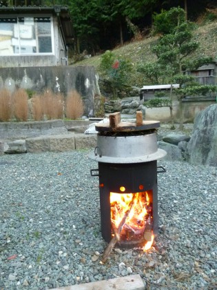 移動式かまどでヒジキを炊く