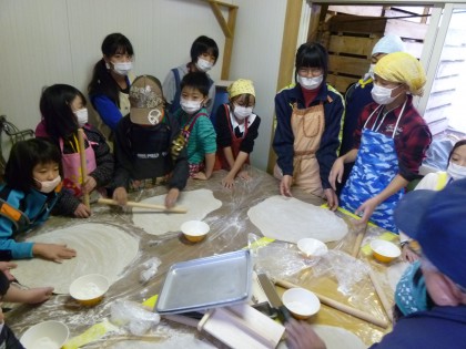麺棒で延ばす作業