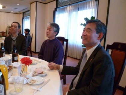 目出度く退職を迎える高岡さん(手前)
