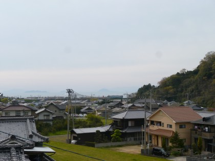 長い鉄橋を渡るマッチ箱のような一両の列車