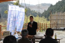 日高村講演会で講演する私